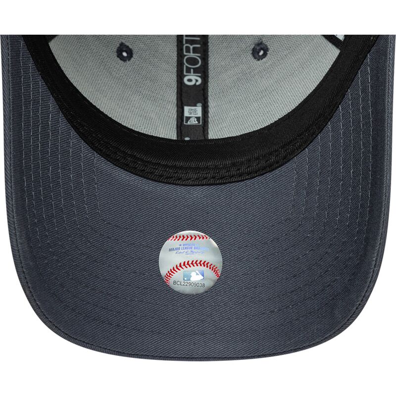 bone-curvo-cinza-escuro-ajustavel-com-logo-cinza-escuro-9forty-league-essential-da-new-york-yankees-mlb-da-new-era bone-curvo-cinza-escuro-ajustavel-com-logo-cinza-escuro-9forty-league-essential-da-new-york-yankees-mlb-da-new-era