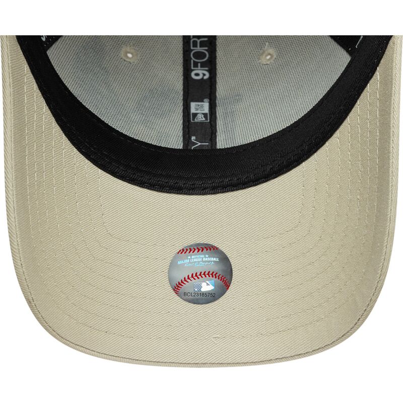 bone-curvo-bege-ajustavel-com-logo-preto-9forty-outdoor-icon-da-los-angeles-dodgers-mlb-da-new-era