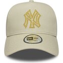 bone-curvo-bege-snapback-com-logo-dourado-e-frame-metallic-outline-da-new-york-yankees-mlb-da-new-era