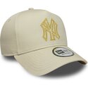 bone-curvo-bege-snapback-com-logo-dourado-e-frame-metallic-outline-da-new-york-yankees-mlb-da-new-era