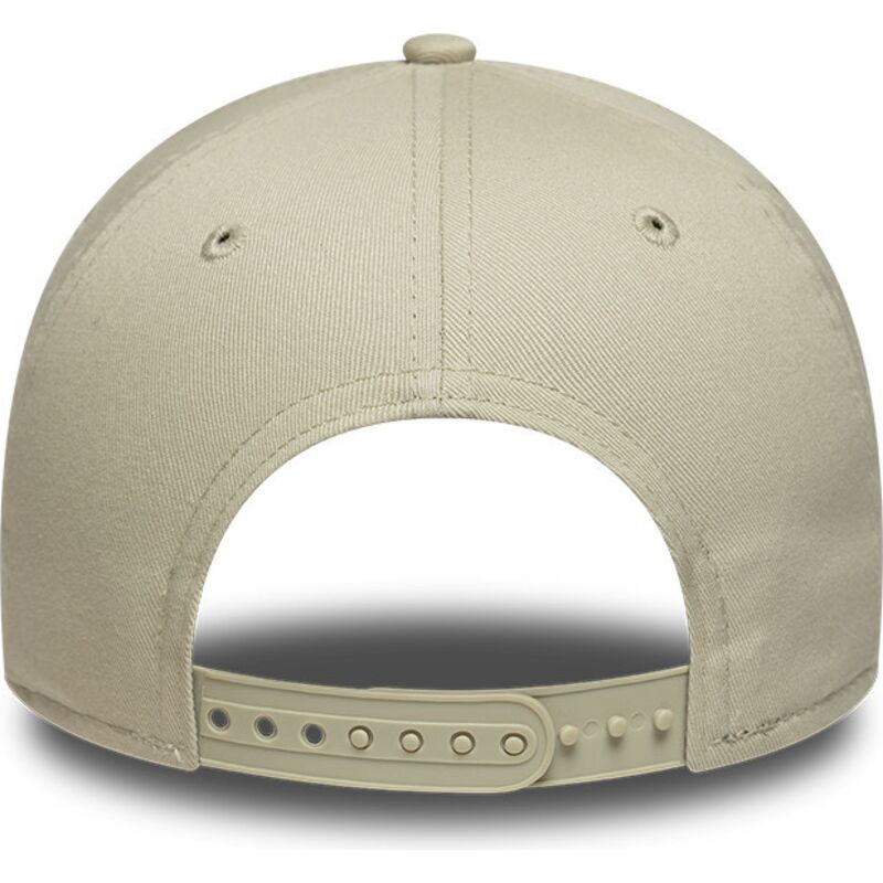 bone-curvo-bege-snapback-com-logo-dourado-e-frame-metallic-outline-da-new-york-yankees-mlb-da-new-era