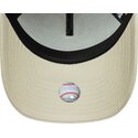 bone-curvo-bege-snapback-com-logo-dourado-e-frame-metallic-outline-da-new-york-yankees-mlb-da-new-era