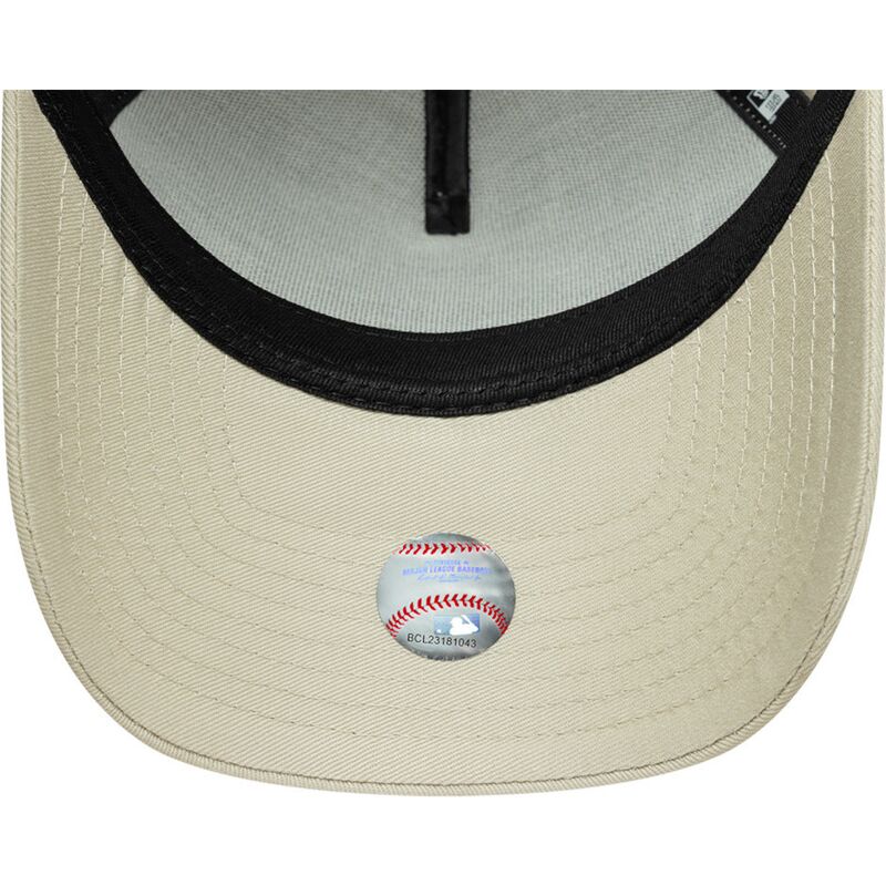 bone-curvo-bege-snapback-com-logo-dourado-e-frame-metallic-outline-da-new-york-yankees-mlb-da-new-era