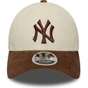 bone-curvo-castanho-e-bege-ajustavel-com-logo-castanho-9forty-m-crown-cord-da-new-york-yankees-mlb-da-new-era