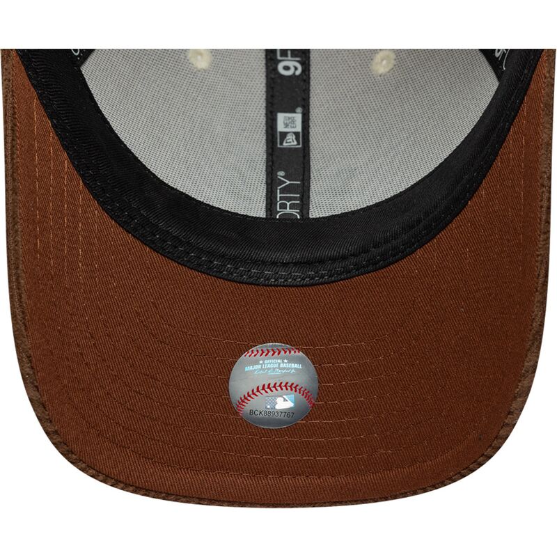bone-curvo-castanho-e-bege-ajustavel-com-logo-castanho-9forty-m-crown-cord-da-new-york-yankees-mlb-da-new-era