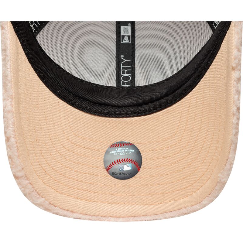 bone-curvo-rosa-snapback-para-crianca-com-logo-rosa-9forty-m-crown-winter-borg-da-new-york-yankees-mlb-da-new-era
