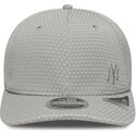 bone-curvo-cinza-snapback-com-logo-cinza-9seventy-stretch-snap-mesh-flawless-da-new-york-yankees-mlb-da-new-era