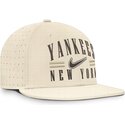 bone-plano-bege-justo-dri-fit-true-structured-aero-bill-da-new-york-yankees-mlb-da-nike