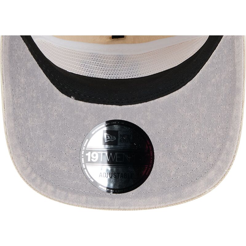 bone-curvo-bege-ajustavel-com-logo-azul-marinho-19twenty-na-lifestyle-f1-da-new-york-yankees-mlb-da-new-era bone-curvo-bege-ajustavel-com-logo-azul-marinho-19twenty-na-lifestyle-f1-da-new-york-yankees-mlb-da-new-era
