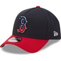 bone-curvo-azul-marinho-e-vermelho-snapback-9forty-a-frame-na-lifestyle-f1-da-boston-red-sox-mlb-da-new-era