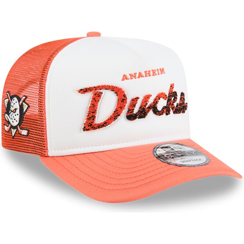 bone-trucker-laranja-e-branco-9fifty-a-frame-na-lifestyle-f1-da-anaheim-ducks-nhl-da-new-era