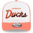 bone-trucker-laranja-e-branco-9fifty-a-frame-na-lifestyle-f1-da-anaheim-ducks-nhl-da-new-era