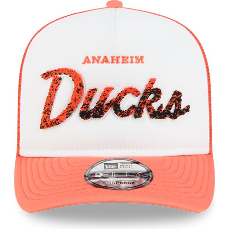bone-trucker-laranja-e-branco-9fifty-a-frame-na-lifestyle-f1-da-anaheim-ducks-nhl-da-new-era
