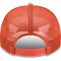 bone-trucker-laranja-e-branco-9fifty-a-frame-na-lifestyle-f1-da-anaheim-ducks-nhl-da-new-era