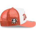 bone-trucker-laranja-e-branco-9fifty-a-frame-na-lifestyle-f1-da-anaheim-ducks-nhl-da-new-era