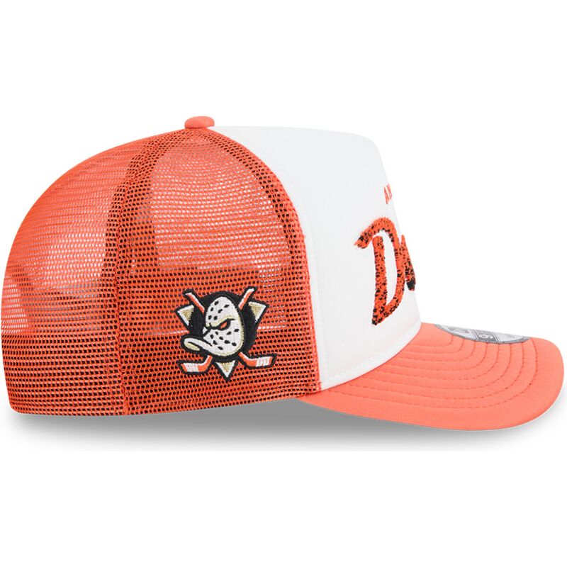 bone-trucker-laranja-e-branco-9fifty-a-frame-na-lifestyle-f1-da-anaheim-ducks-nhl-da-new-era