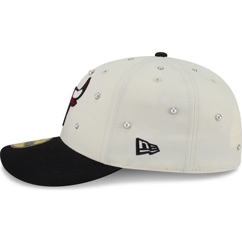 bone-curvo-bege-e-preto-justo-59fifty-beads-na-lifestyle-f1-da-chicago-bulls-nba-da-new-era