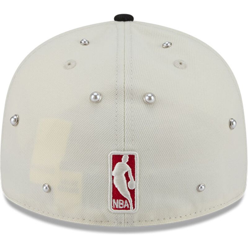 bone-curvo-bege-e-preto-justo-59fifty-beads-na-lifestyle-f1-da-chicago-bulls-nba-da-new-era