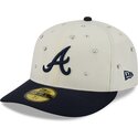 bone-curvo-bege-e-azul-marinho-justo-59fifty-beads-na-lifestyle-f1-da-atlanta-braves-mlb-da-new-era