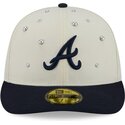 bone-curvo-bege-e-azul-marinho-justo-59fifty-beads-na-lifestyle-f1-da-atlanta-braves-mlb-da-new-era