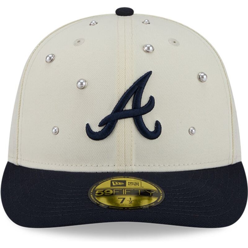bone-curvo-bege-e-azul-marinho-justo-59fifty-beads-na-lifestyle-f1-da-atlanta-braves-mlb-da-new-era bone-curvo-bege-e-azul-marinho-justo-59fifty-beads-na-lifestyle-f1-da-atlanta-braves-mlb-da-new-era