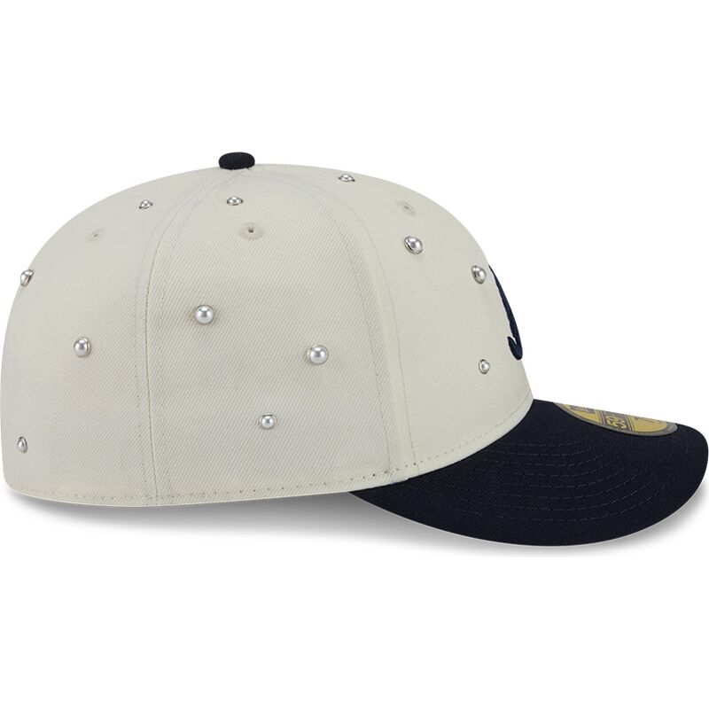 bone-curvo-bege-e-azul-marinho-justo-59fifty-beads-na-lifestyle-f1-da-atlanta-braves-mlb-da-new-era bone-curvo-bege-e-azul-marinho-justo-59fifty-beads-na-lifestyle-f1-da-atlanta-braves-mlb-da-new-era