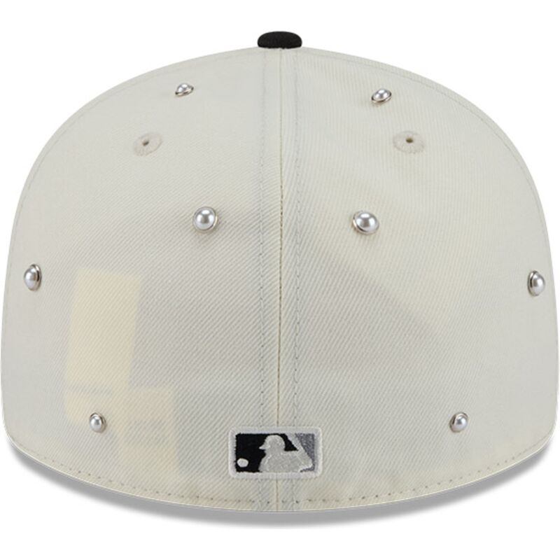 bone-curvo-bege-e-preto-justo-59fifty-beads-na-lifestyle-f1-da-chicago-white-sox-mlb-da-new-era