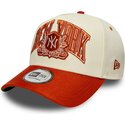 bone-curvo-bege-e-castanho-snapback-e-frame-wordmark-suede-da-new-york-yankees-mlb-da-new-era