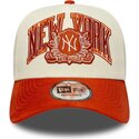 bone-curvo-bege-e-castanho-snapback-e-frame-wordmark-suede-da-new-york-yankees-mlb-da-new-era