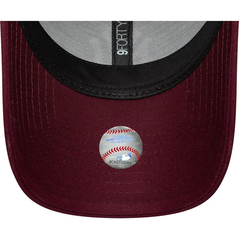 bone-curvo-vermelho-ajustavel-para-mulheres-com-logo-rosa-9forty-metallic-logo-da-new-york-yankees-mlb-da-new-era bone-curvo-vermelho-ajustavel-para-mulheres-com-logo-rosa-9forty-metallic-logo-da-new-york-yankees-mlb-da-new-era
