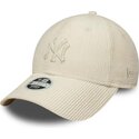 bone-curvo-bege-ajustavel-para-mulheres-com-logo-bege-9forty-cord-da-new-york-yankees-mlb-da-new-era