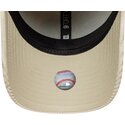 bone-curvo-bege-ajustavel-para-mulheres-com-logo-bege-9forty-cord-da-new-york-yankees-mlb-da-new-era