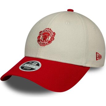 Boné curvo bege e vermelho ajustável para mulheres 9FORTY Contrast da Manchester United Football Club Premier League da New Era
