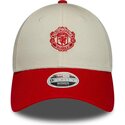 bone-curvo-bege-e-vermelho-ajustavel-para-mulheres-9forty-contrast-da-manchester-united-football-club-premier-league-da-new-era