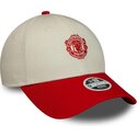 bone-curvo-bege-e-vermelho-ajustavel-para-mulheres-9forty-contrast-da-manchester-united-football-club-premier-league-da-new-era