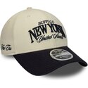 bone-curvo-bege-e-azul-marinho-ajustavel-9forty-m-crown-wordmark-da-buffalo-new-york-da-new-era