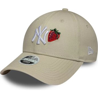 Boné curvo bege ajustável para mulheres 9FORTY Fruit Icon Strawberry da New York Yankees MLB da New Era