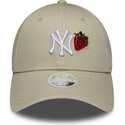 bone-curvo-bege-ajustavel-para-mulheres-9forty-fruit-icon-strawberry-da-new-york-yankees-mlb-da-new-era