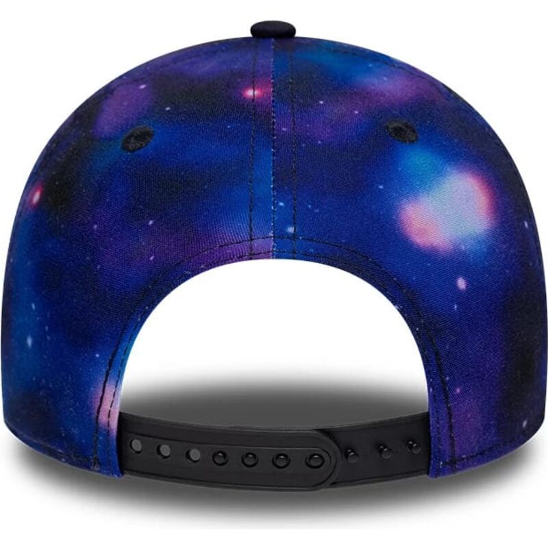 bone-curvo-multicolor-snapback-para-crianca-com-logo-preto-9forty-all-over-print-space-da-new-york-yankees-mlb-da-new-era bone-curvo-multicolor-snapback-para-crianca-com-logo-preto-9forty-all-over-print-space-da-new-york-yankees-mlb-da-new-era