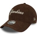 bone-curvo-castanho-ajustavel-para-mulheres-9twenty-cord-script-da-new-york-yankees-mlb-da-new-era