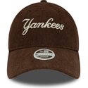 bone-curvo-castanho-ajustavel-para-mulheres-9twenty-cord-script-da-new-york-yankees-mlb-da-new-era