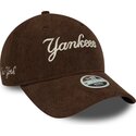 bone-curvo-castanho-ajustavel-para-mulheres-9twenty-cord-script-da-new-york-yankees-mlb-da-new-era