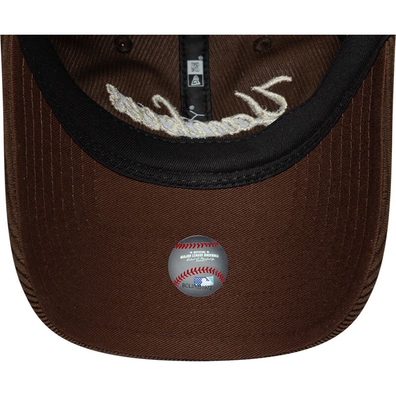 bone-curvo-castanho-ajustavel-para-mulheres-9twenty-cord-script-da-new-york-yankees-mlb-da-new-era