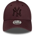 bone-curvo-grena-ajustavel-para-mulheres-com-logo-grena-9forty-league-essential-da-new-york-yankees-mlb-da-new-era