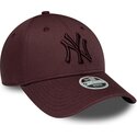 bone-curvo-grena-ajustavel-para-mulheres-com-logo-grena-9forty-league-essential-da-new-york-yankees-mlb-da-new-era