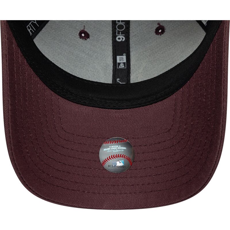 bone-curvo-grena-ajustavel-para-mulheres-com-logo-grena-9forty-league-essential-da-new-york-yankees-mlb-da-new-era bone-curvo-grena-ajustavel-para-mulheres-com-logo-grena-9forty-league-essential-da-new-york-yankees-mlb-da-new-era