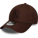 bone-curvo-castanho-escuro-ajustavel-com-logo-castanho-9forty-league-essential-da-new-york-yankees-mlb-da-new-era