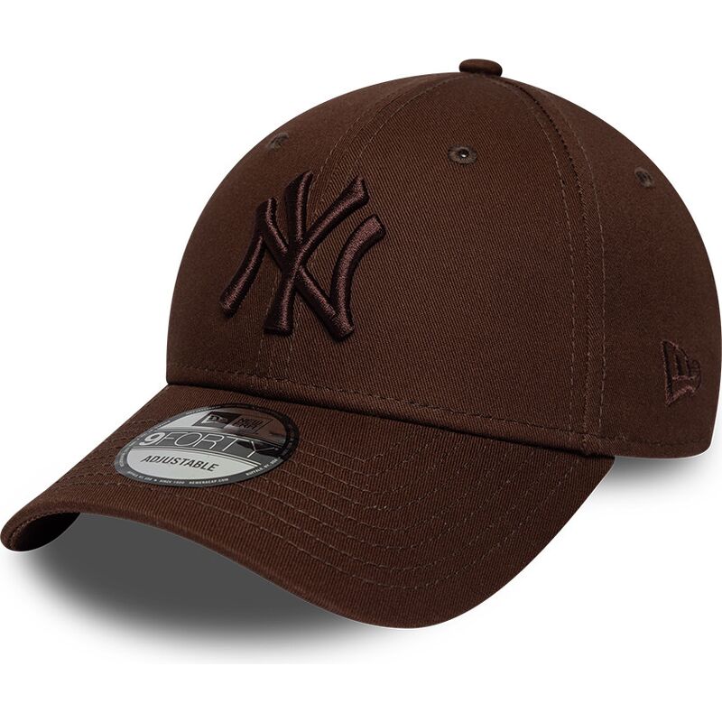 bone-curvo-castanho-escuro-ajustavel-com-logo-castanho-9forty-league-essential-da-new-york-yankees-mlb-da-new-era
