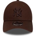 bone-curvo-castanho-escuro-ajustavel-com-logo-castanho-9forty-league-essential-da-new-york-yankees-mlb-da-new-era