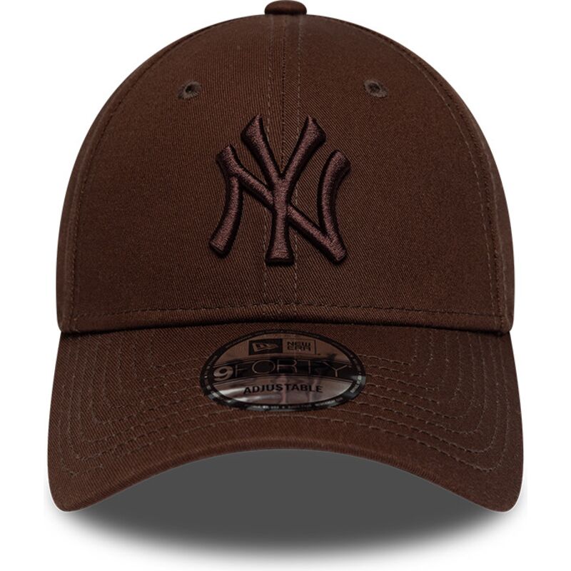 bone-curvo-castanho-escuro-ajustavel-com-logo-castanho-9forty-league-essential-da-new-york-yankees-mlb-da-new-era